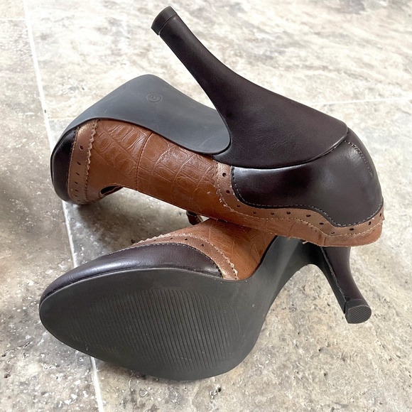 DOLCE by mojo moxy Brown T-Strap Pumps | Size 8 - Picture 9 of 11